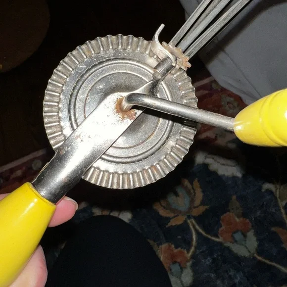 3/$15 Vintage Taplin MFG CO Yellow Knob/Handle Manual Egg Beater Mixer - Picture 3 of 6